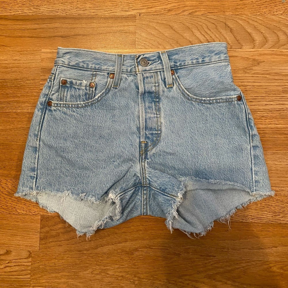 Selling size 24 Levi’s light wash shorts.